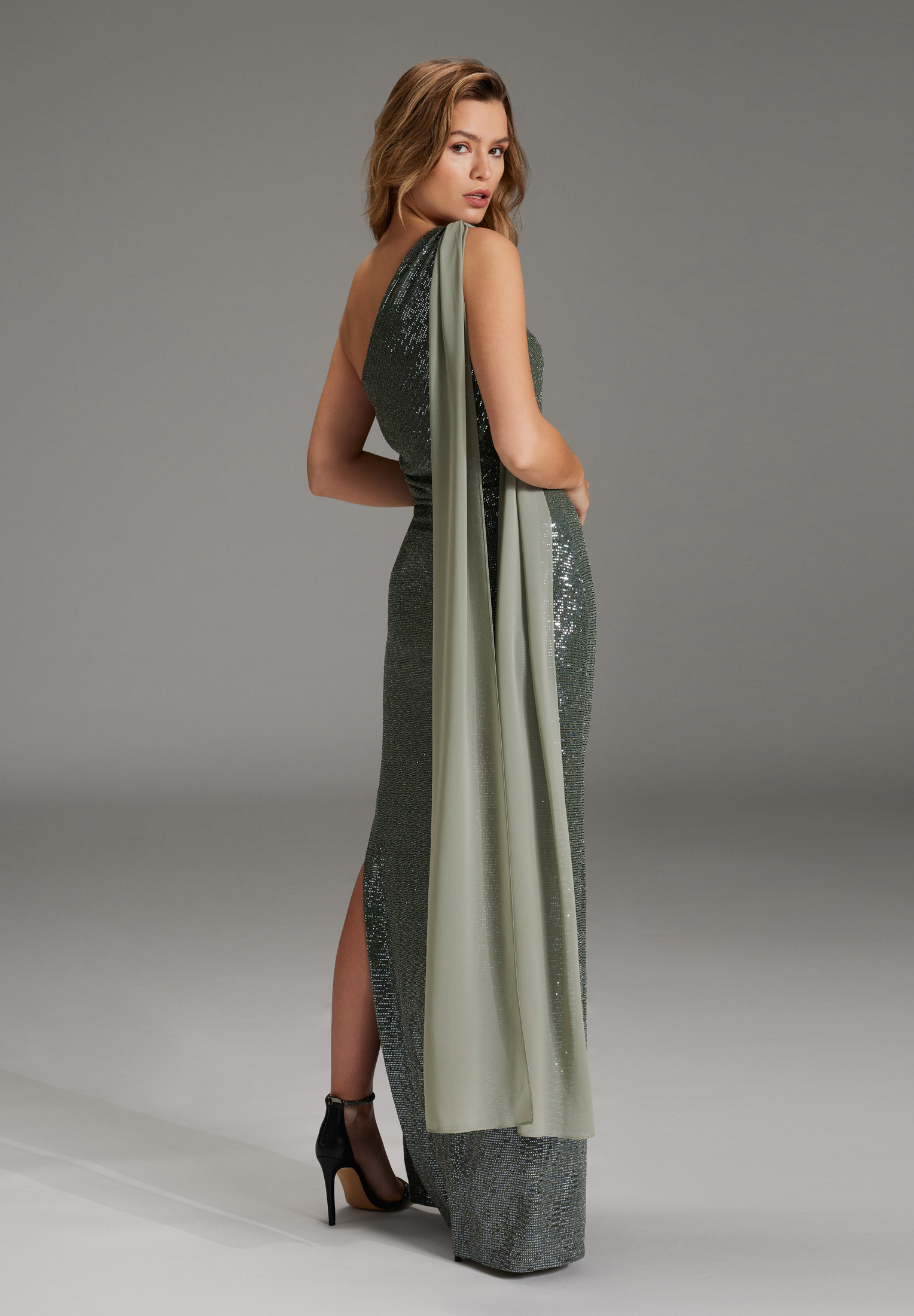 Swing One-Shoulder Abendkleid aus foliert eucalyptus green 2